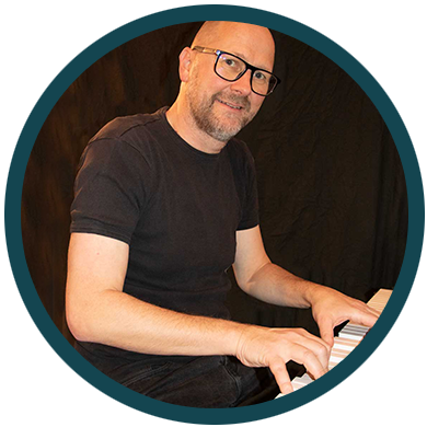 Thomas Reinthaler am Klavier und Synths